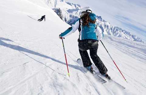 Discesa con gli sci nella zona sciistica Malga San Valentino - Passo Resia