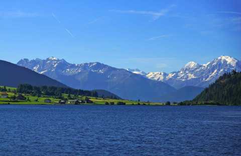 Il lago di San Valentino alla Muta nell'Alta Val Venosta con vista sull'Ortler
